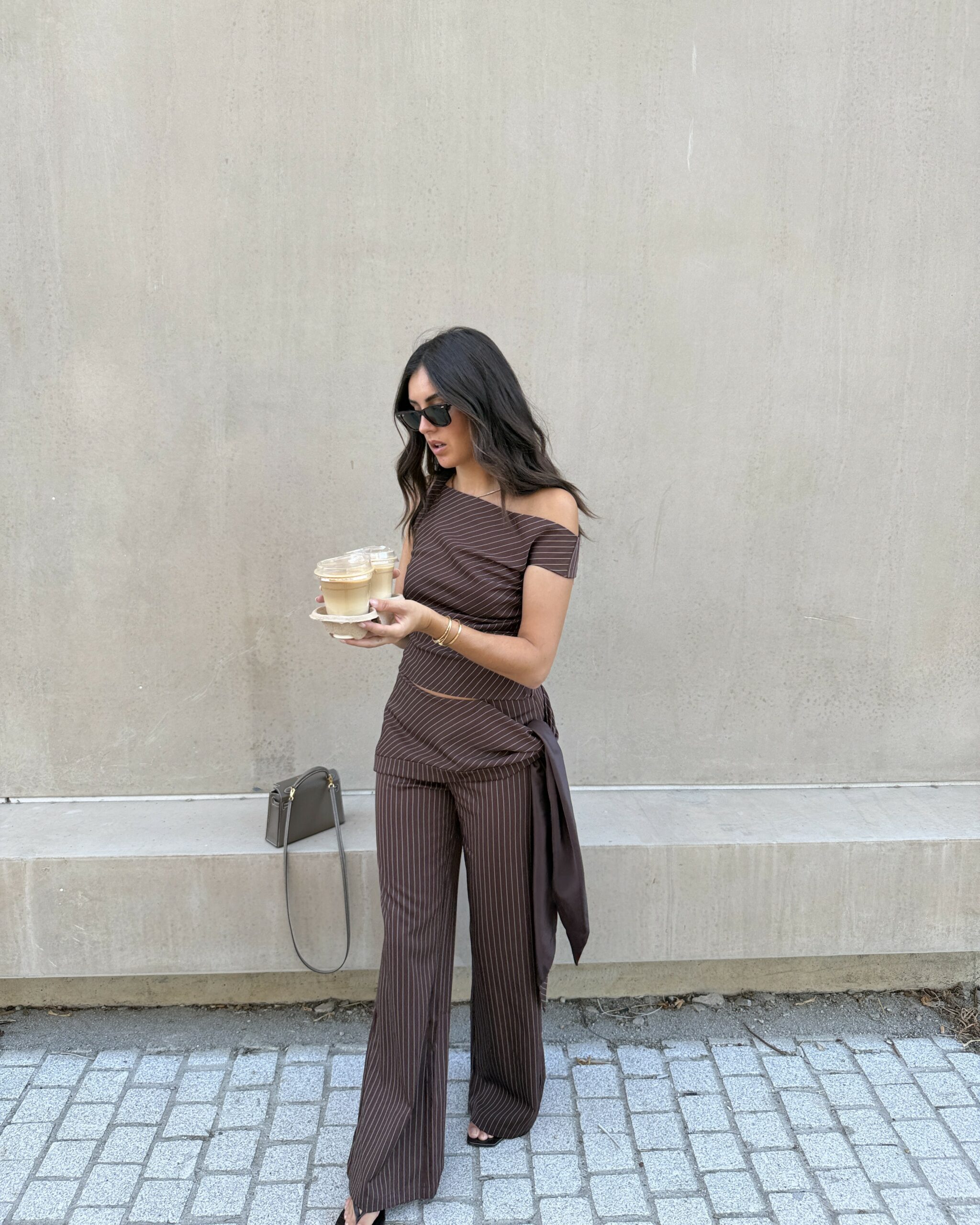 Ensemble marron avec top asymétrique et pantalon large fluide