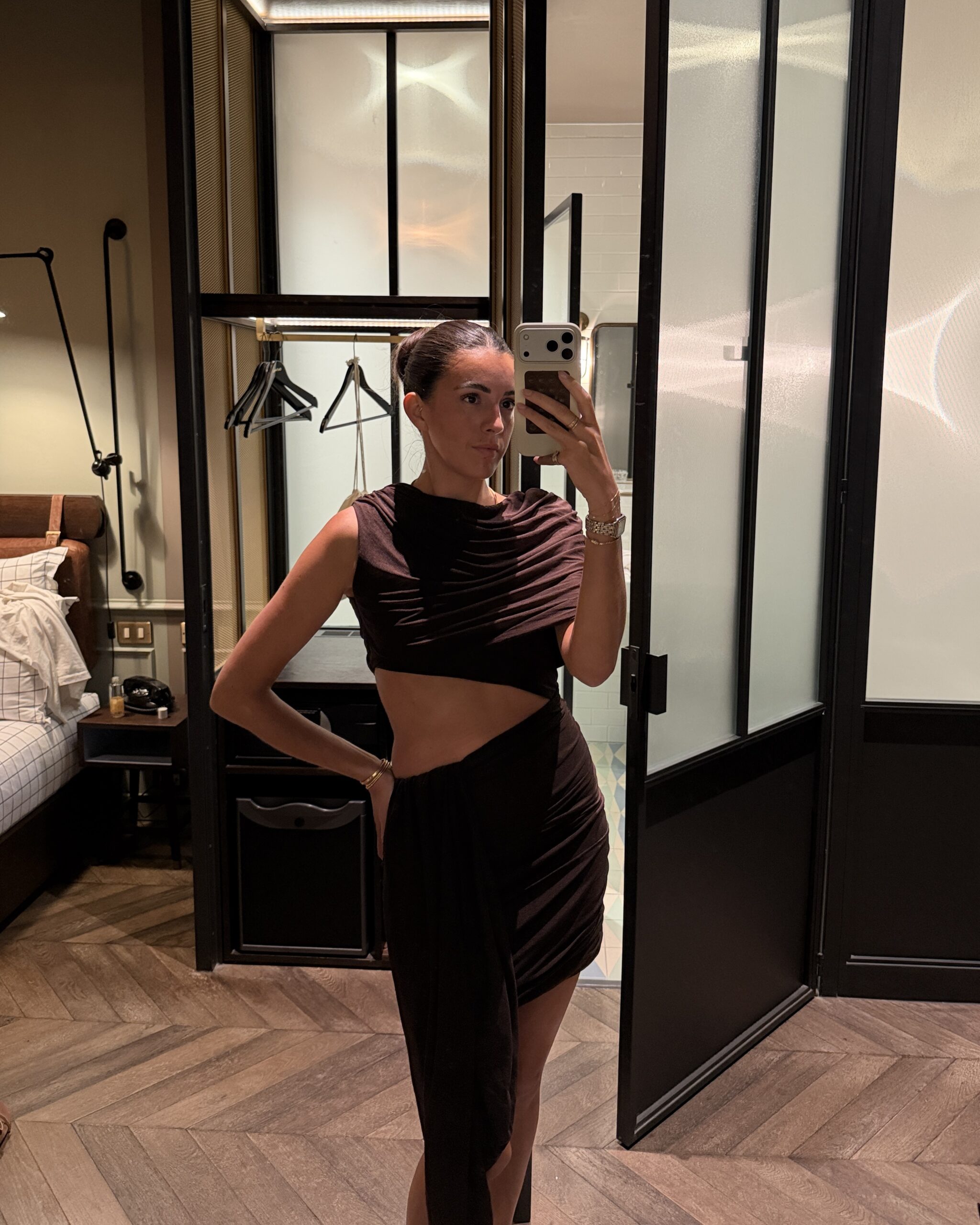 Robe marron drapée et asymétrique