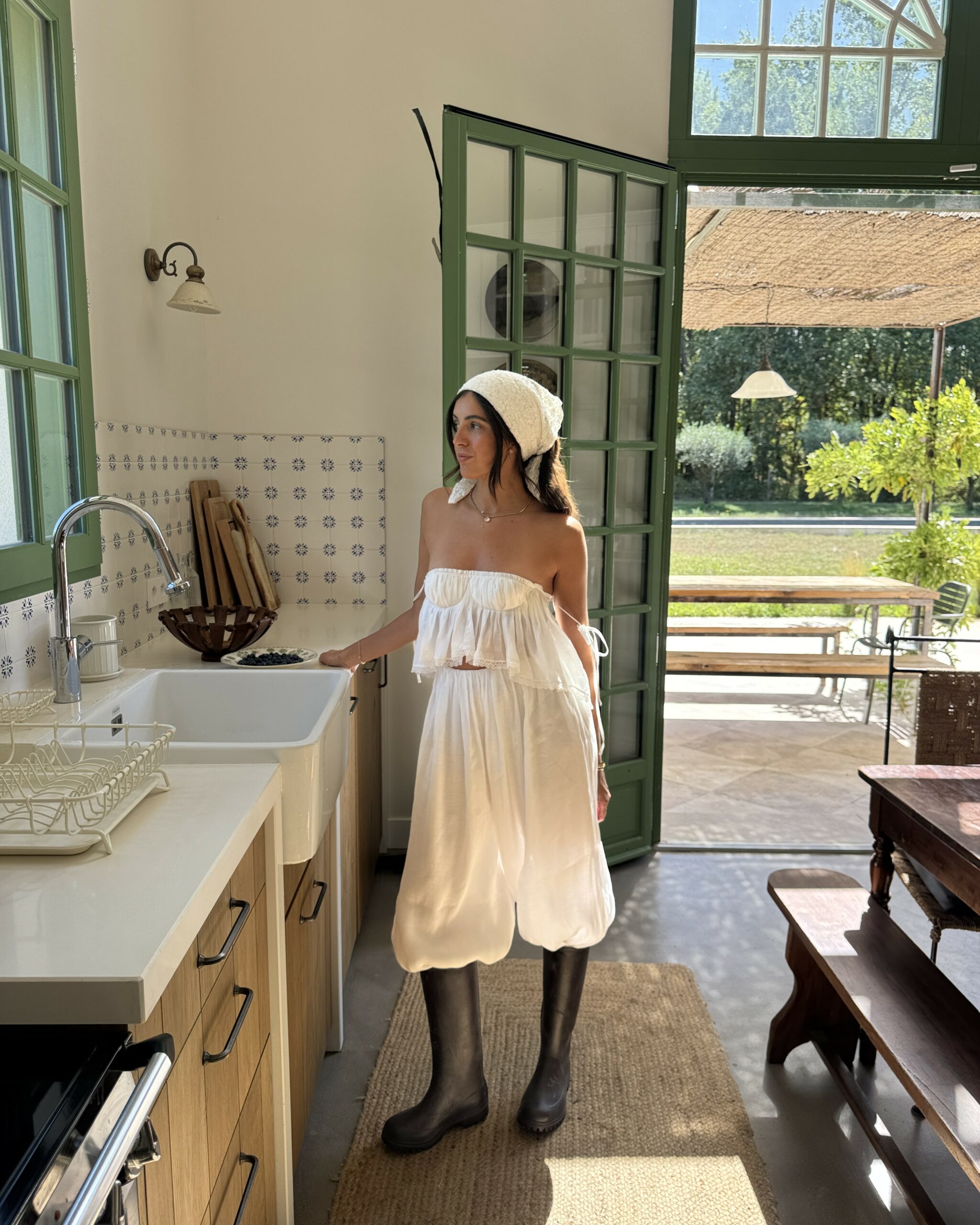 Ensemble blanc tendance avec top à bretelles et pantalon bouffant