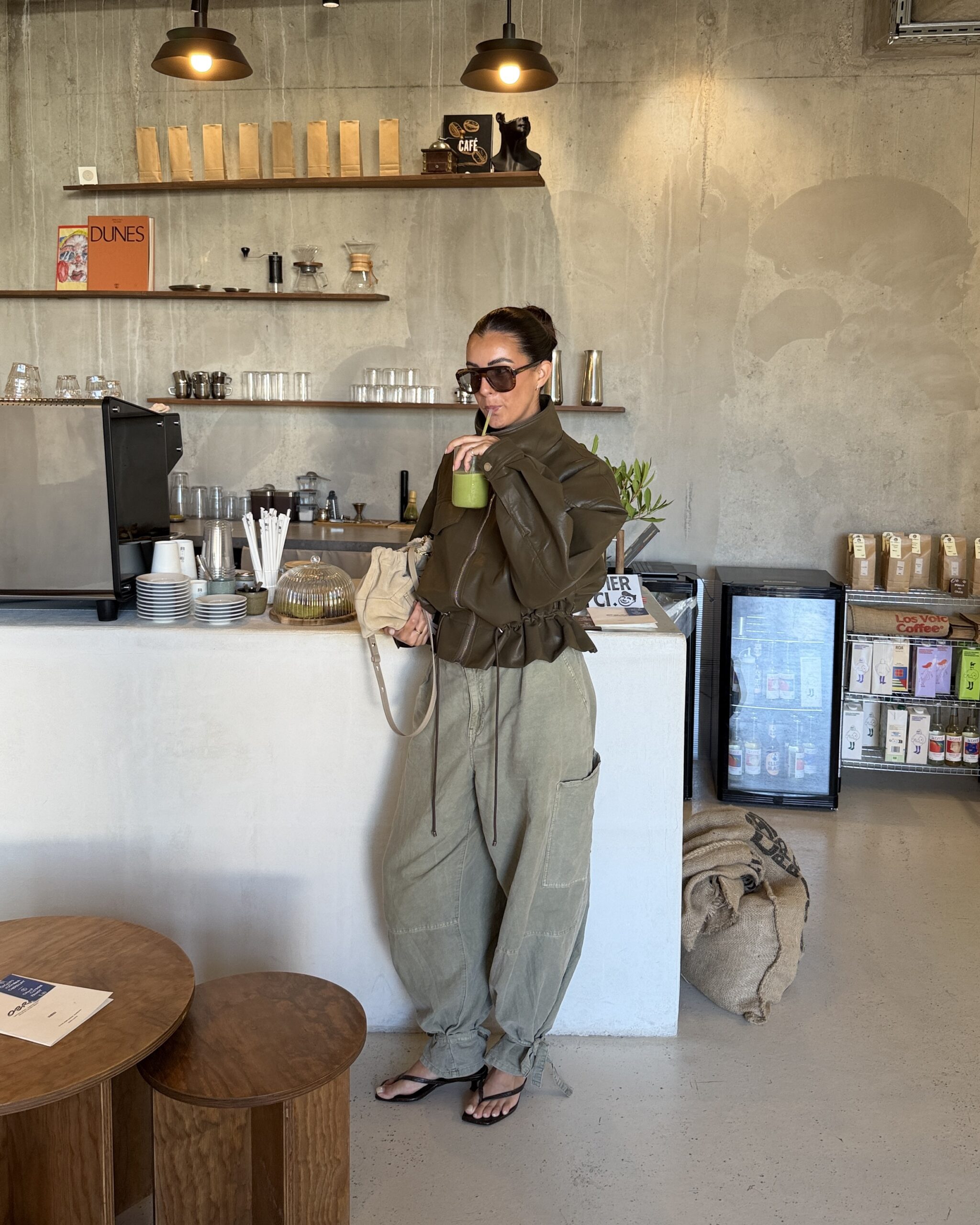 Look décontracté avec veste en cuir et pantalon cargo kaki